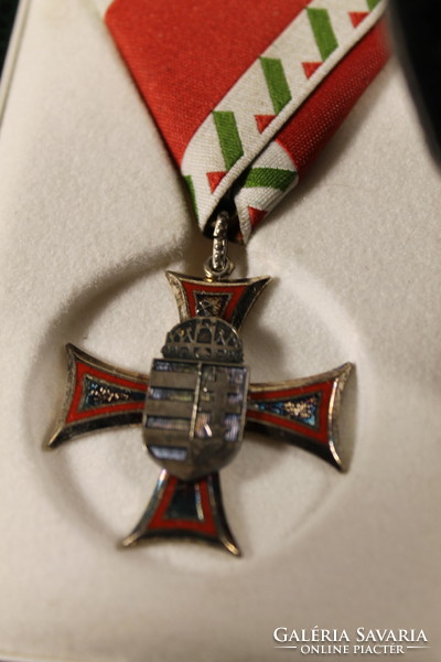 Fire enamel officer's cross with Hungarian coat of arms in box 858