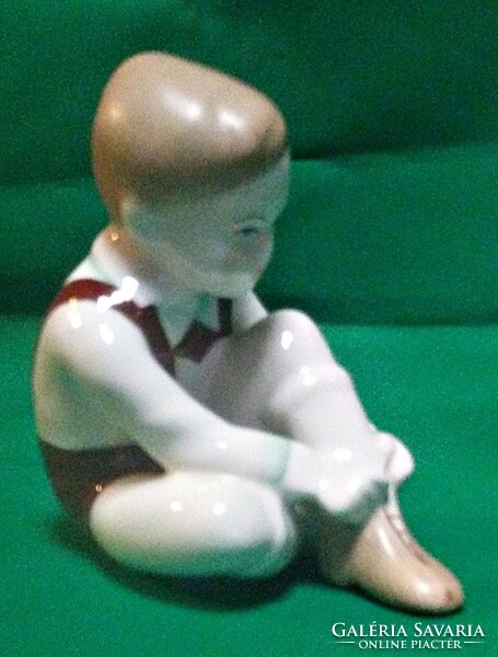 Shoelace boy (aquincum, hand painted)