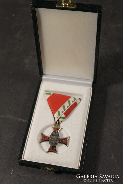 Fire enamel officer's cross with Hungarian coat of arms in box 858