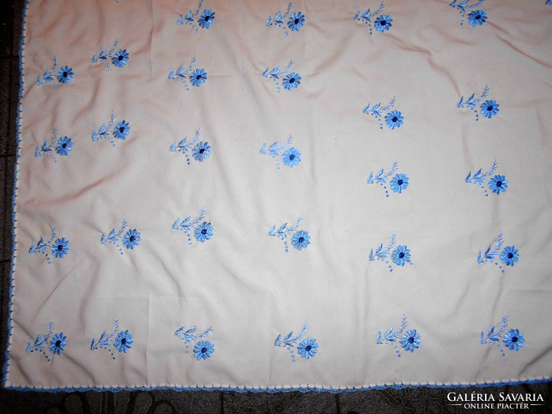 ++++++Kalocsa pattern woven with silk thread 110 cm x 115 cm - white sun weave base
