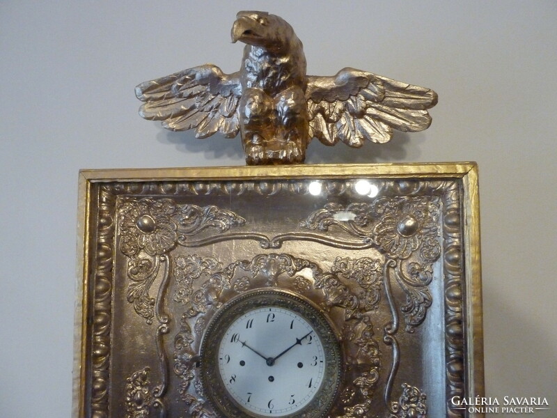 Wall clock with eagle decoration