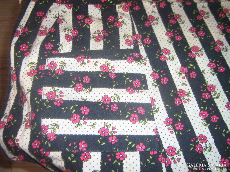 Cute vintage floral pocket apron
