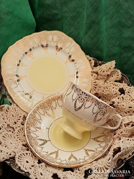 English breakfast bar with pale yellow and gold decoration