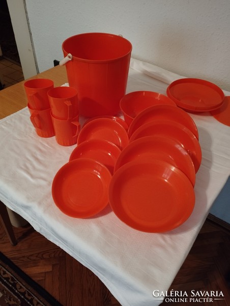 4 Personal plastic camping tableware