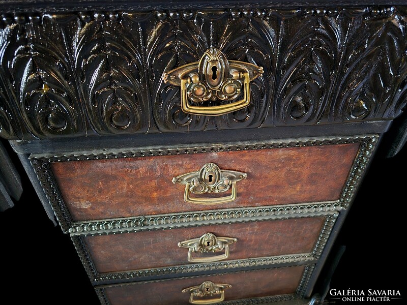 Antique chest of drawers with rosewood root inlays