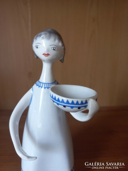 Raven House porcelain figurine in perfect condition