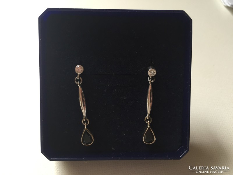 White gold sapphire and brilliant earrings