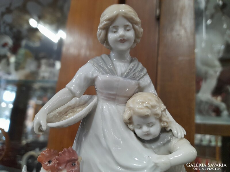 Német,Germany Limbach 1913-1920 Baromfit Etető Anya Gyermekével Porcelán Figurális Életkép.14.5 cm.