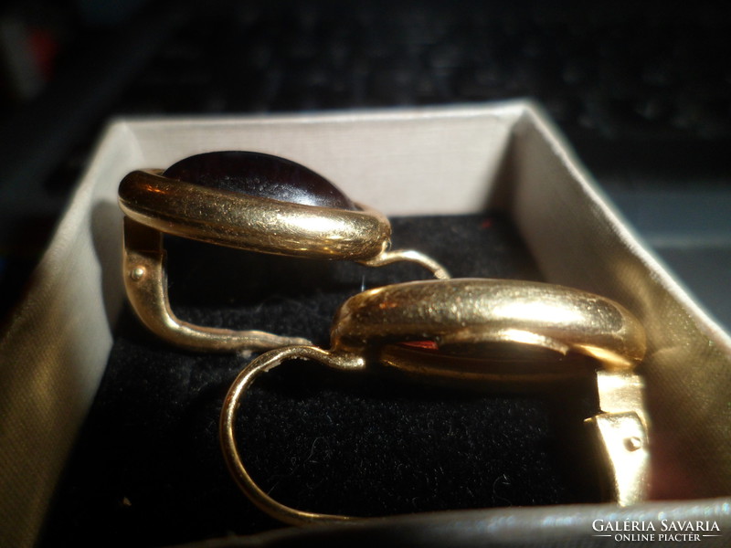14K gold earrings / garnet