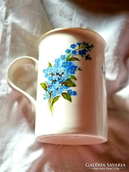 Tea or latte mug with a retro, forget-me-not pattern