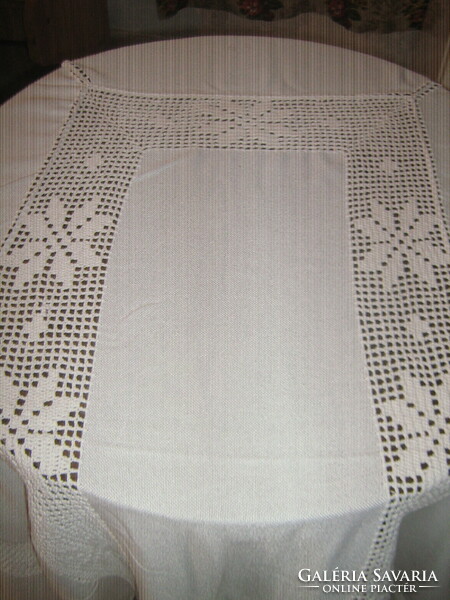 Beautiful crocheted lace flower insert, huge needlework tablecloth