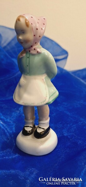 Aquincum porcelain, little girl with a headscarf.