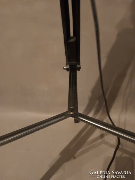 Tripod floor lamp original. Negotiable.