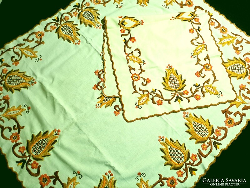 Large tablecloth and runner embroidered with a folk flower pattern, size in the pictures