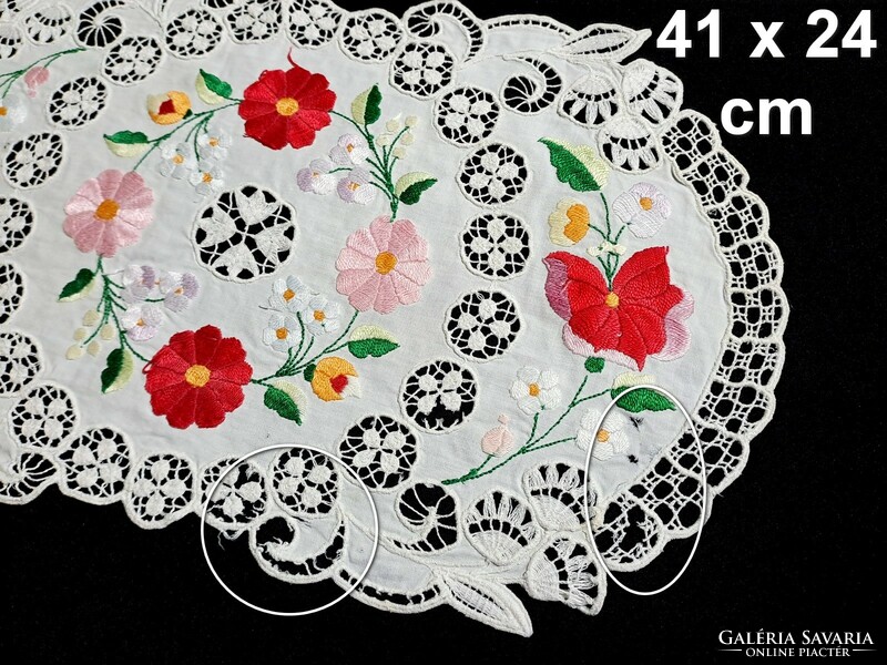 Table cloth embroidered with a Kalocsa pattern, 41 x 24 cm