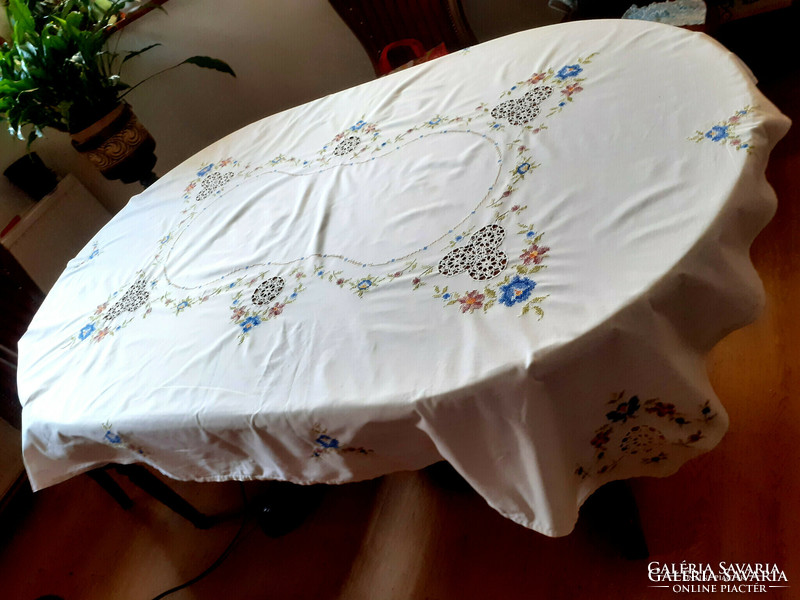 Gyönyörű hímzett, riselt asztalterítő, terítő. 166x 125 cm