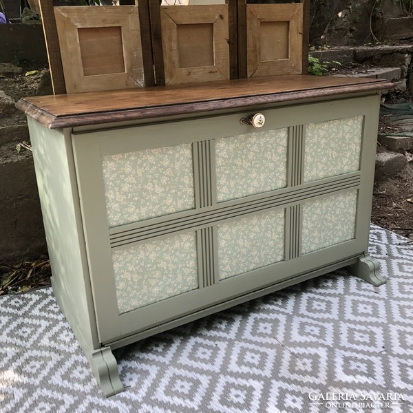 Vintage shoe chest with porcelain handle