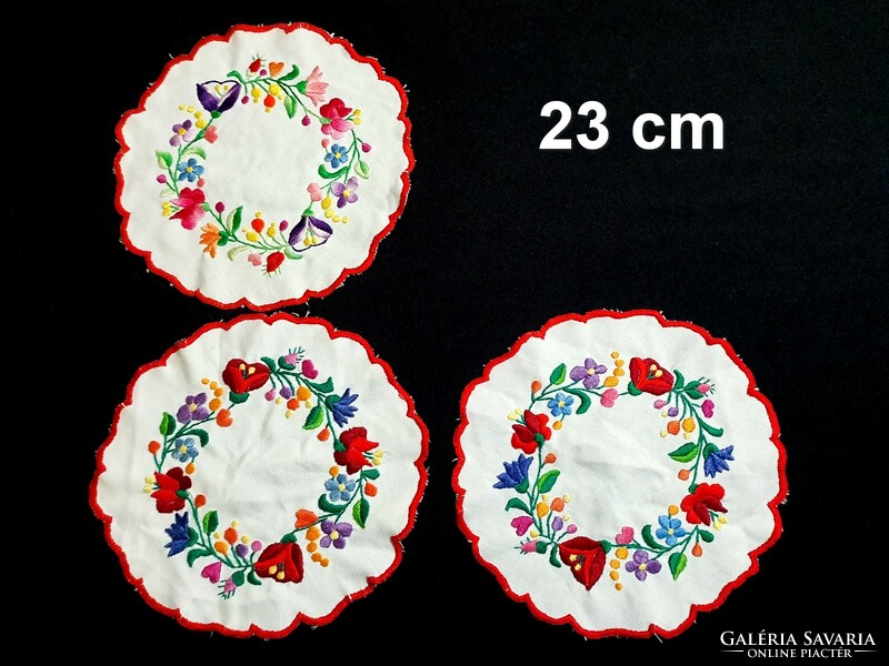 3 Round tablecloth embroidered with a Kalocsa pattern, 23 cm