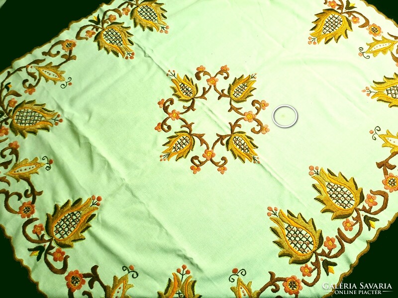 Large tablecloth and runner embroidered with a folk flower pattern, size in the pictures