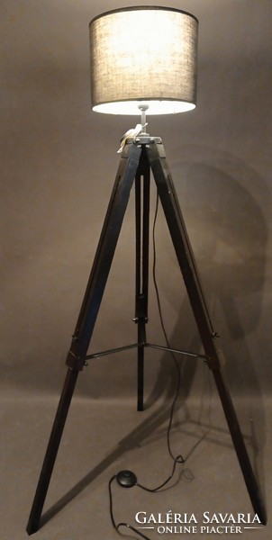 Tripod floor lamp original. Negotiable.