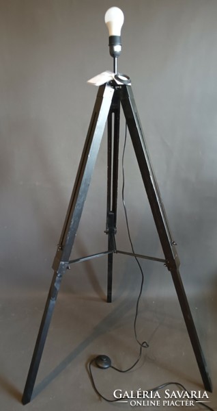 Tripod floor lamp original. Negotiable.