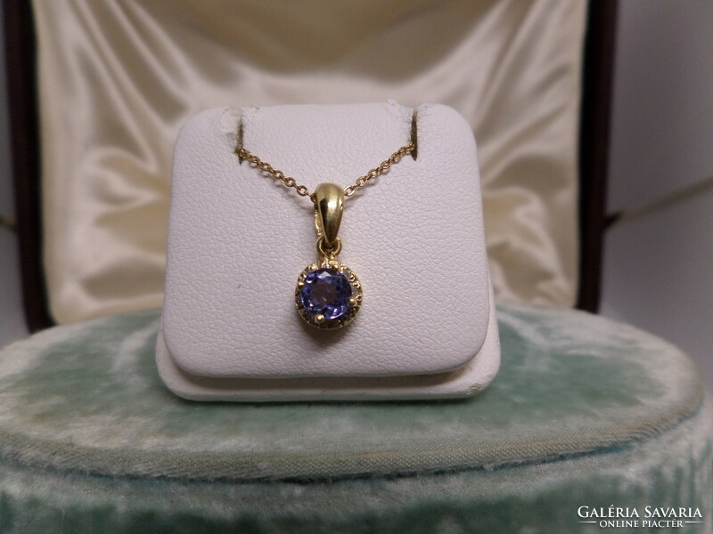 Gold pendant with blue tanzanite and brils