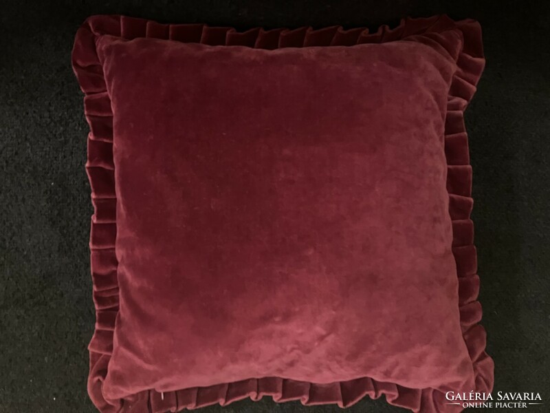 Decorative pillow made with Gobelin technique