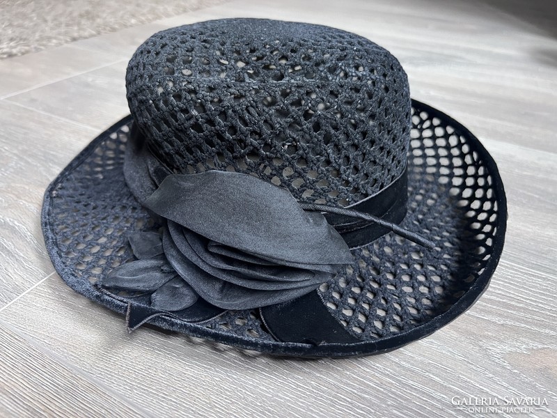 Elegant casual hat
