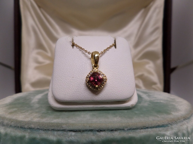 Gold pendant with rubellite and brills