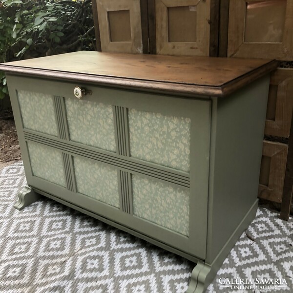 Vintage shoe chest with porcelain handle