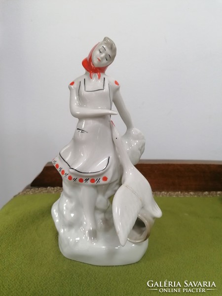 Retro Orosz Sysert porcelán lány libával, javított