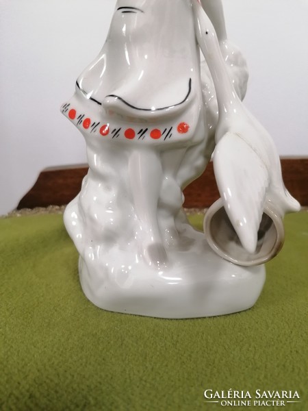 Retro Orosz Sysert porcelán lány libával, javított