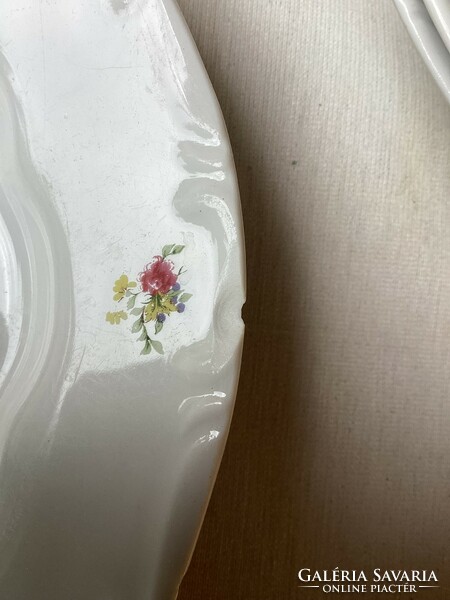 Kis virágos Zsolnay porcelán tányérok.