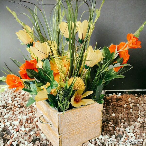 Lynette sunny flower pot