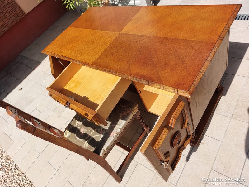 For sale is a colonial desk with an upholstered chair. Furniture in good condition, with scratch-free table top.