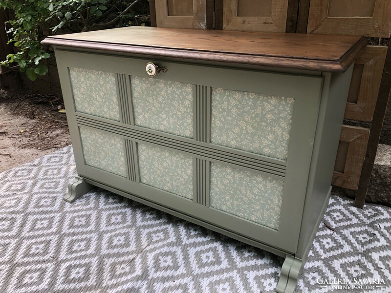 Vintage shoe chest with porcelain handle