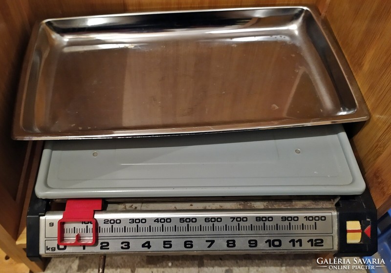 Metal kitchen scale