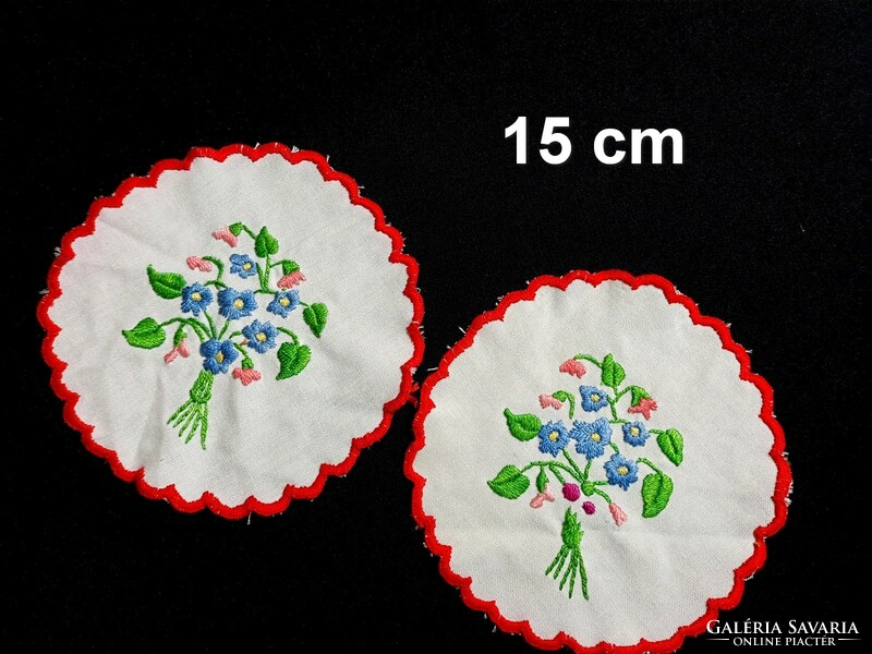 2 round tablecloths embroidered with a violet pattern, 15 cm