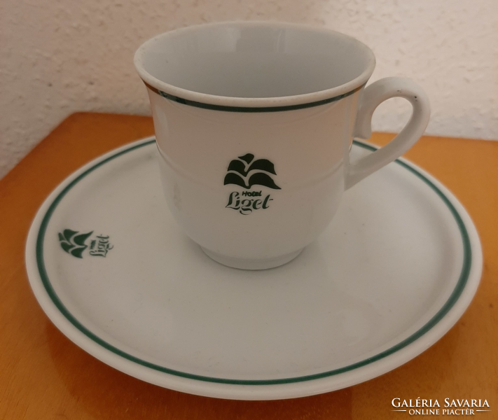 Zsolnay Liget Hotel felirat, logó kávés csésze