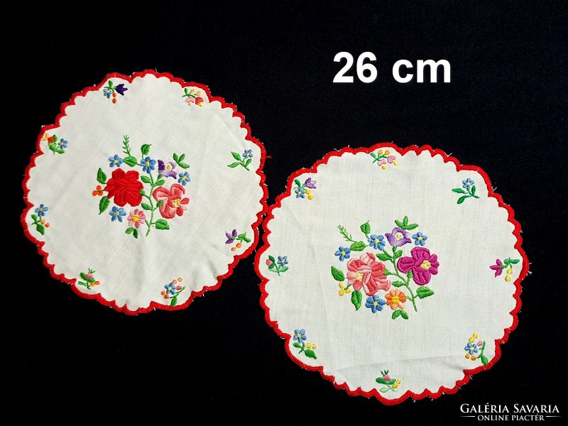 2 round tablecloths embroidered with a Kalocsa pattern, 26 cm