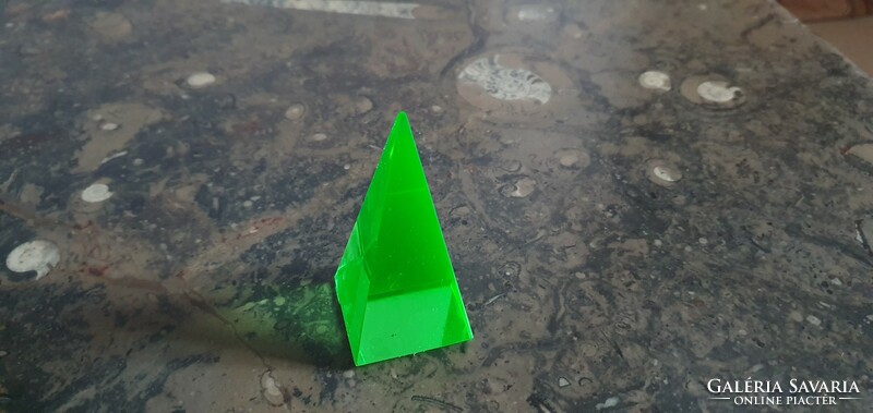 Uránüveg piramis papírnehezék vitrintárgy