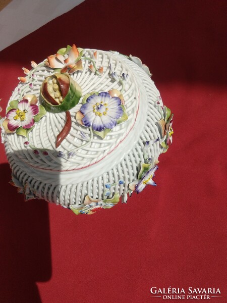 Large bonbonnier, with two layers of braided decoration and lots of flower appliqués, 20x16 cm, flawless,