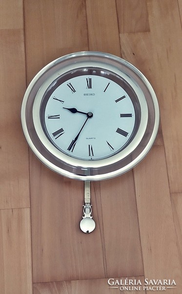 Seiko quartz wall clock with pendulum, 27 cm in diameter