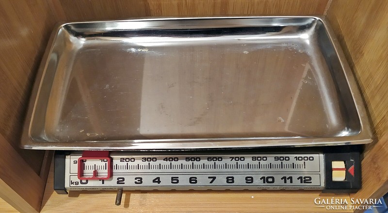 Metal kitchen scale