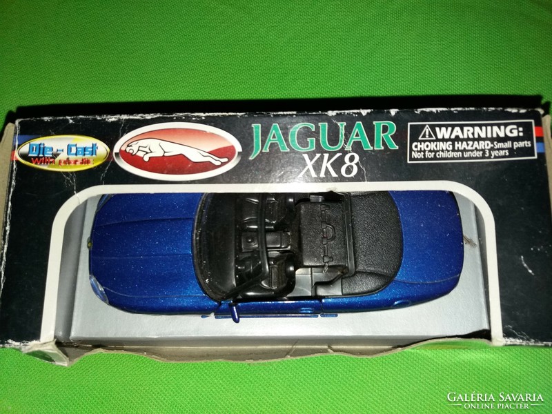 RETRO JAGUAR XK 8 Cabrio fém modell 1:32 kisautó dobozával a képek szerint