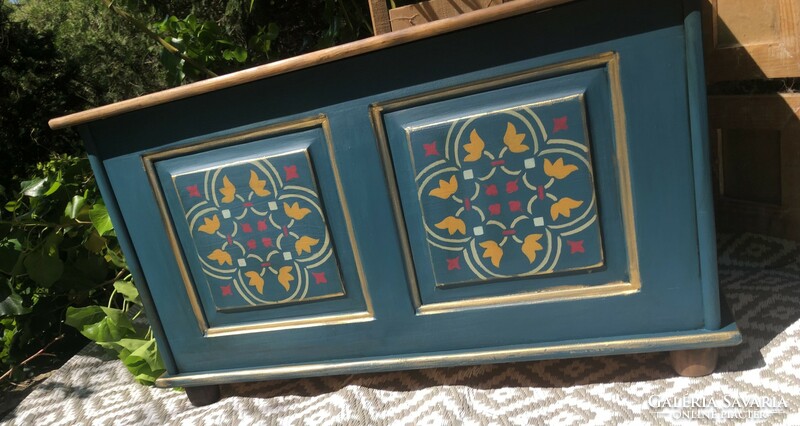 Pine chest with a folk pattern and tulips