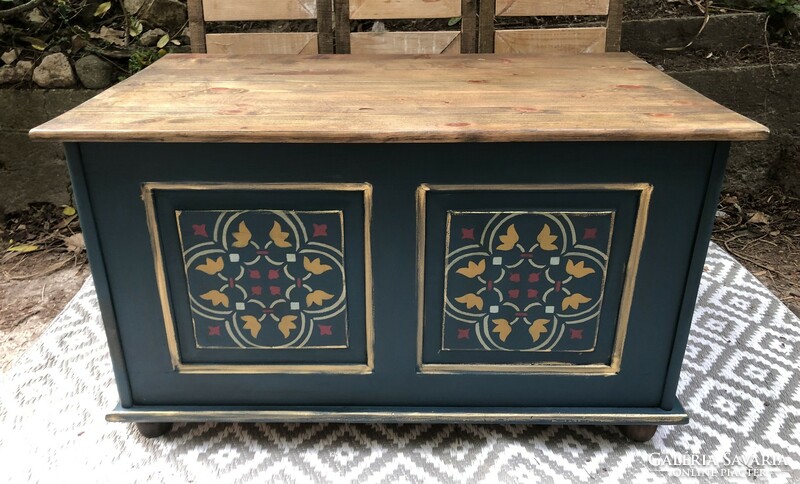 Pine chest with a folk pattern and tulips