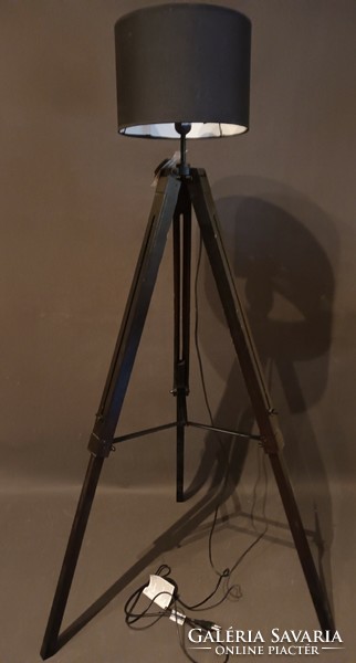 Tripod floor lamp original. Negotiable.