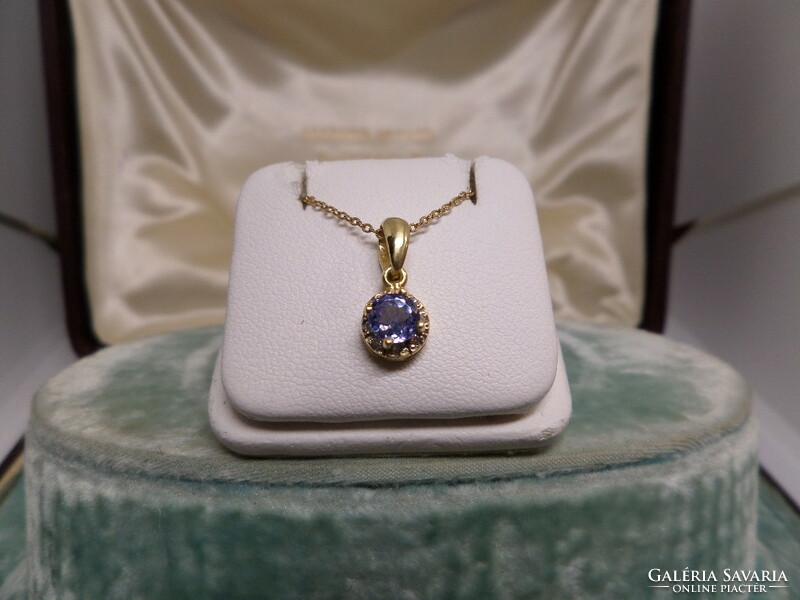 Gold pendant with blue tanzanite and brils