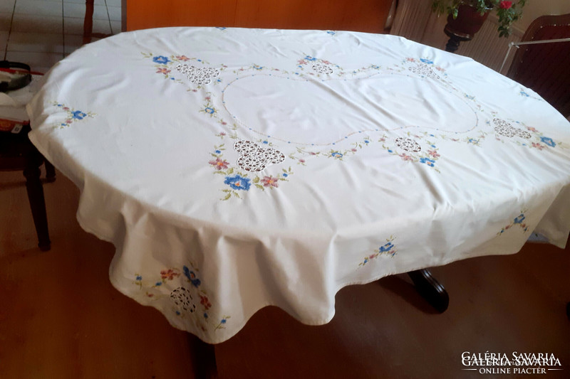 Beautiful embroidered, ribbed tablecloth, tablecloth. 166X 125 cm